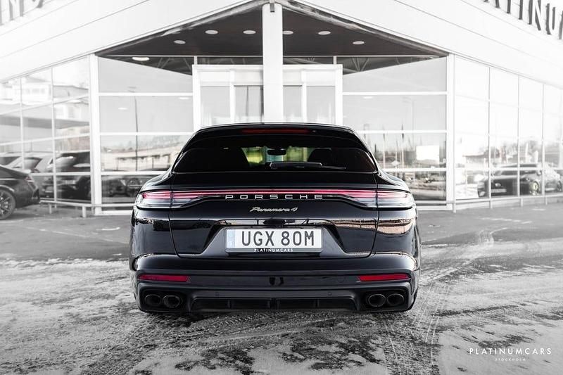 Begagnad Porsche Panamera 4 Sport Turismo 462 HK (339 kW) 2022 Svart Sedan