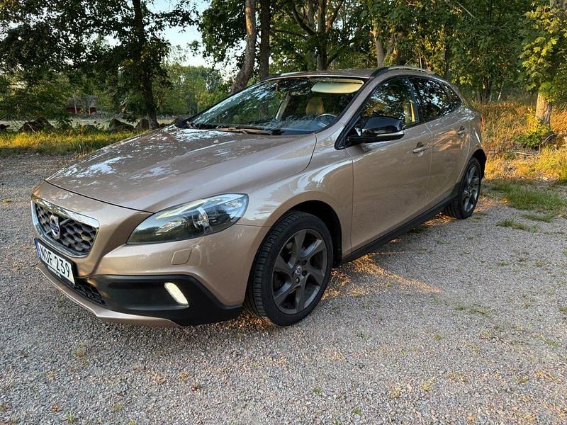 Brun Begagnad 2015 Volvo V40 CC Momentum Kombi | 94 800 kr (Marknadspris) - Bild 1/4