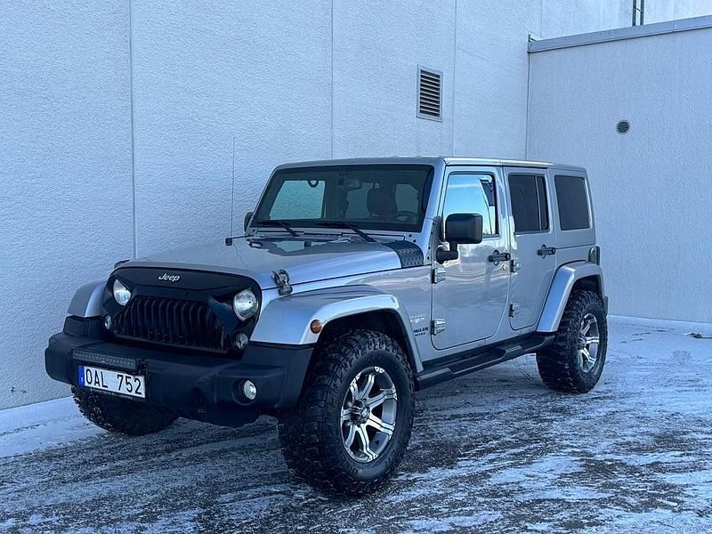 Grå Begagnad 2013 Jeep Wrangler Unlimited Sahara SUV | 244 900 kr (Bra pris) - Bild 1/4