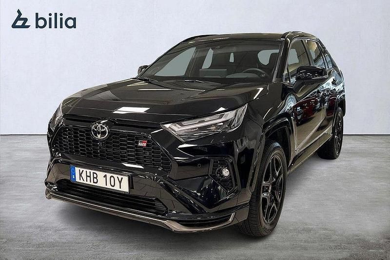 Svart Begagnad 2024 Toyota RAV4 Hybrid Sport SUV | 604 900 kr (Lite dyr) - Bild 1/4