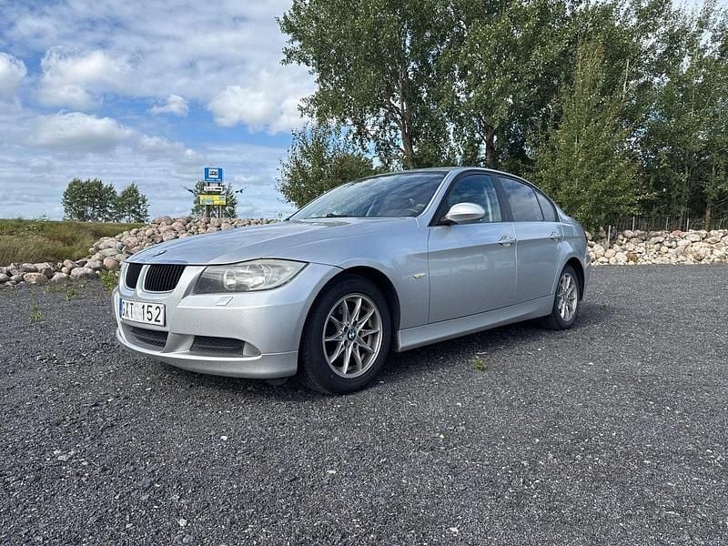 Ljusgrå Begagnad 2008 BMW 320 Advantage Sedan | 27 500 kr (Superpris) - Bild 1/4