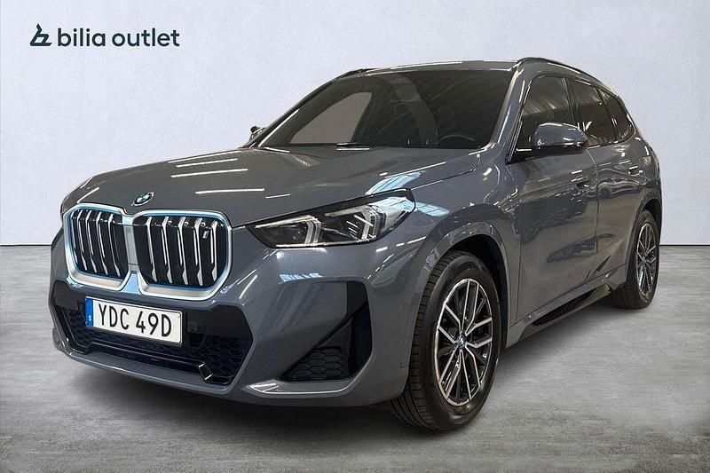 Mörkgrå Begagnad 2022 BMW iX1 M Sport SUV | 424 900 kr (Lite dyr) - Bild 1/3