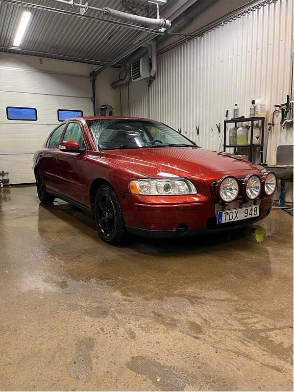 Röd Begagnad 2007 Volvo S60 Kinetic Sedan | 30 000 kr (Marknadspris) - Bild 1/4