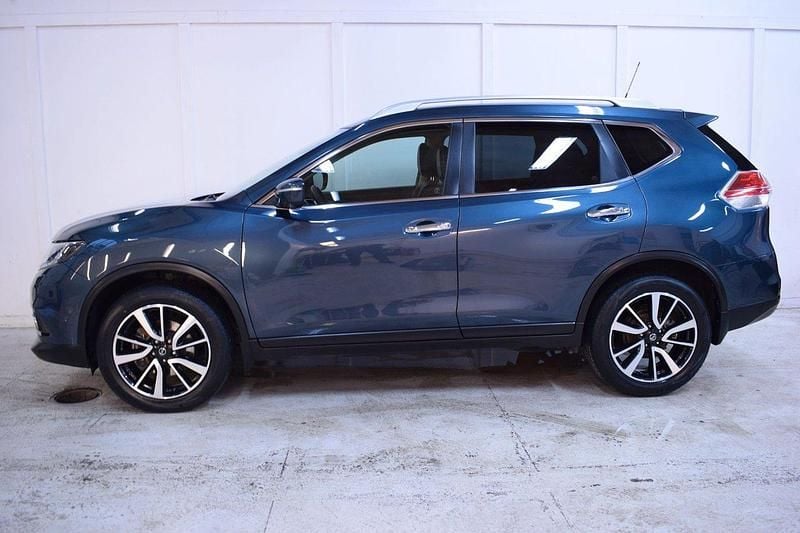 Mörkblå Begagnad 2017 Nissan X-Trail SUV | 149 900 kr (Marknadspris) - Bild 1/4