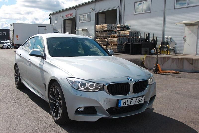 Silver Begagnad 2015 BMW 320 Gran Turismo M Sport Halvkombi | 189 000 kr (Lite dyr) - Bild 1/4