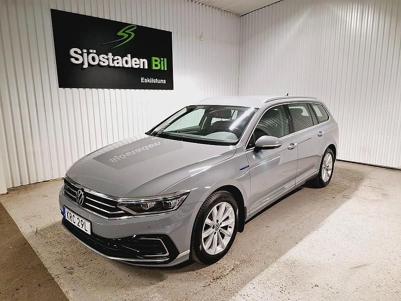 Grå Begagnad 2022 VW Passat GTE Kombi | 304 900 kr (Marknadspris) - Bild 1/4