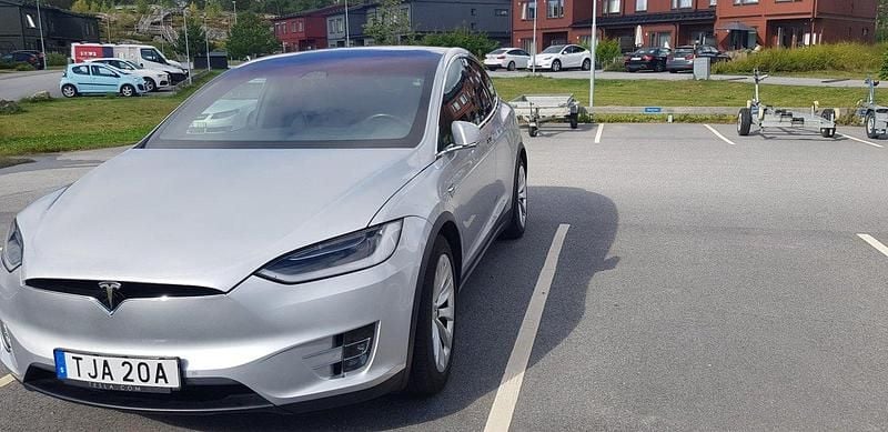 Silver Begagnad 2018 Tesla Model X SUV | 399 000 kr (Lite dyr) - Bild 1/4