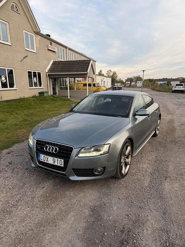 Grå Begagnad 2010 Audi A5 Sportback Comfort Halvkombi | 74 900 kr (Marknadspris) - Bild 1/4