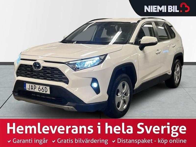 Vit Begagnad 2023 Toyota RAV4 Hybrid SUV | 339 900 kr (Superpris) - Bild 1/3