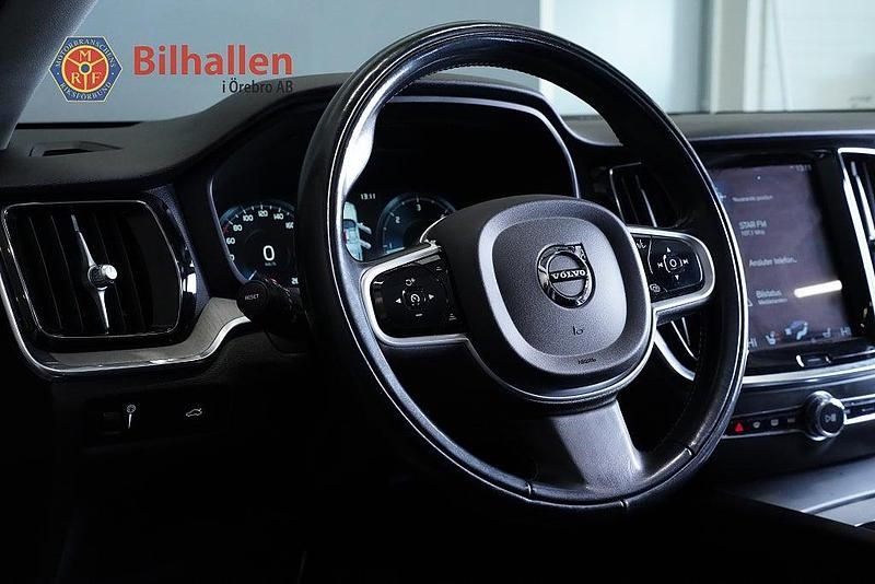 Begagnad Volvo V60 CC Momentum 197 HK (144 kW) 2021 Svart Kombi