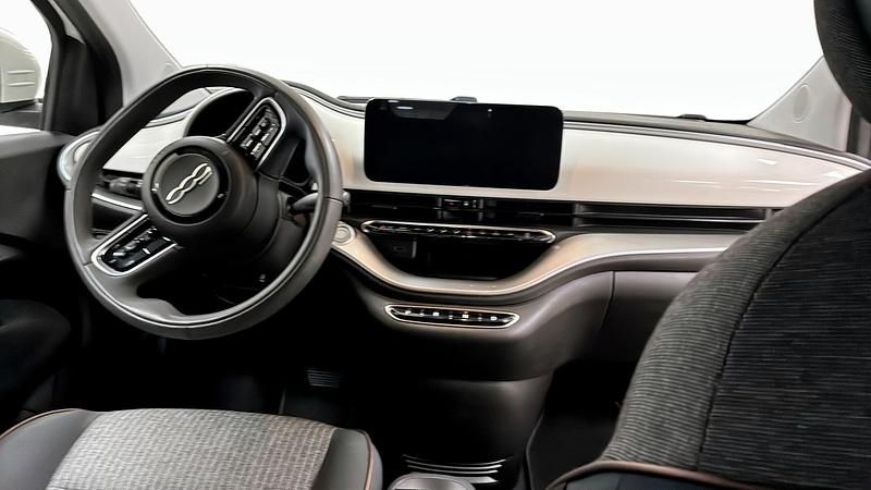 Begagnad Fiat 500e Icon 86 kW (118 HK) 2022 Vit Halvkombi