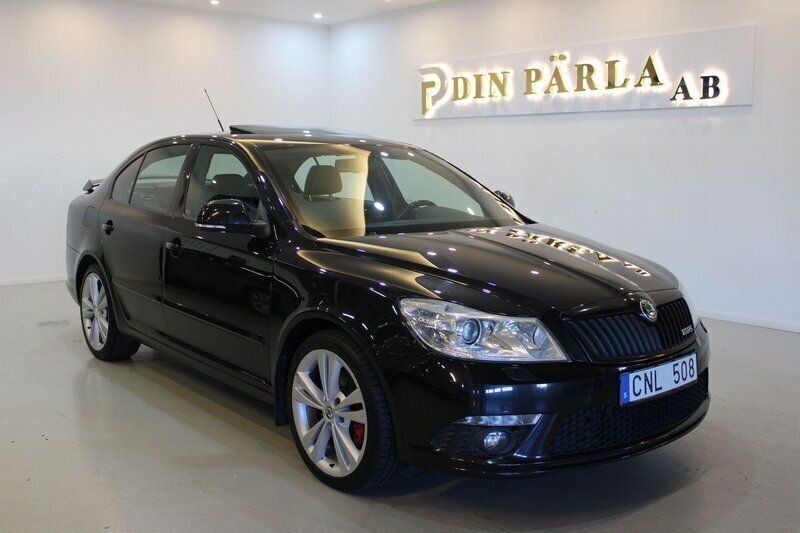 Svart Begagnad 2010 Skoda Octavia RS Halvkombi | 109 900 kr (Lite dyr) - Bild 1/4