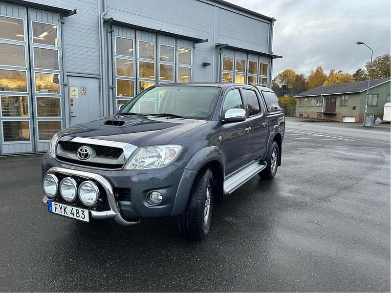 Grå Begagnad 2009 Toyota HiLux Pickup | 165 000 kr (Superpris) - Bild 1/4