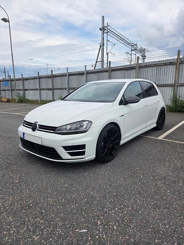 Vit Begagnad 2017 VW Golf VII R Halvkombi | 229 000 kr (Marknadspris) - Bild 1/4