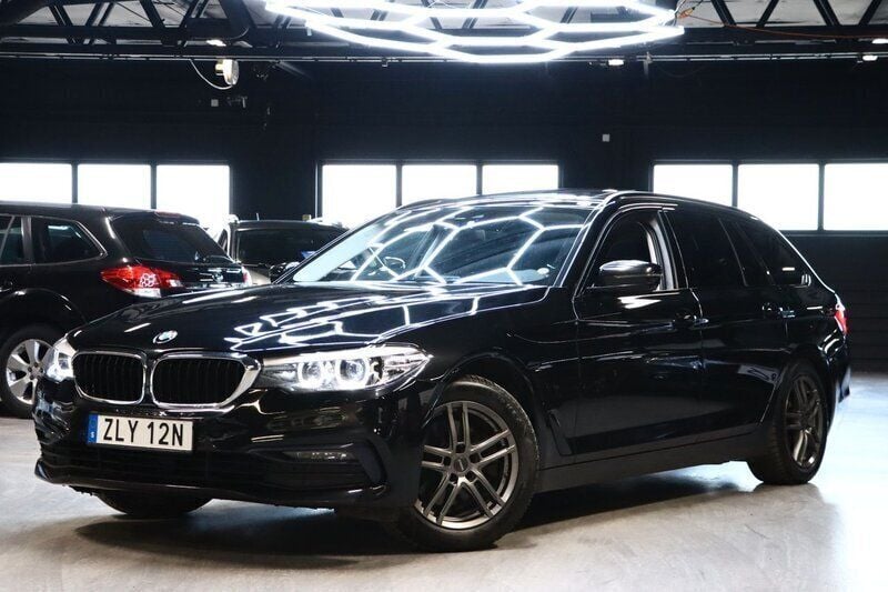 Svart Begagnad 2019 BMW 520 Sport Line Kombi | 214 900 kr (Bra pris) - Bild 1/4