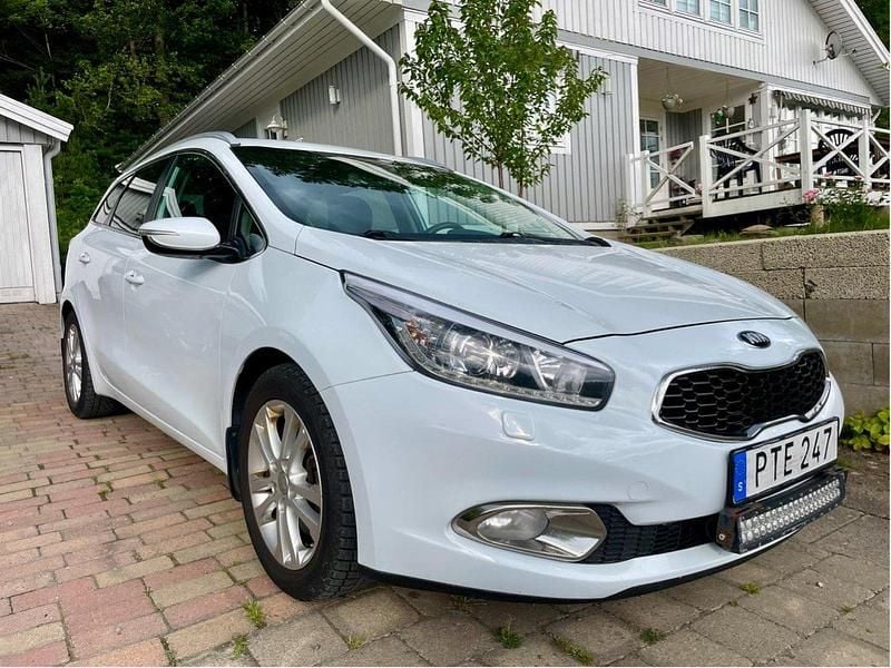 Vit Begagnad 2015 Kia Ceed Sportswagon Kombi | 94 000 kr (Marknadspris) - Bild 1/4
