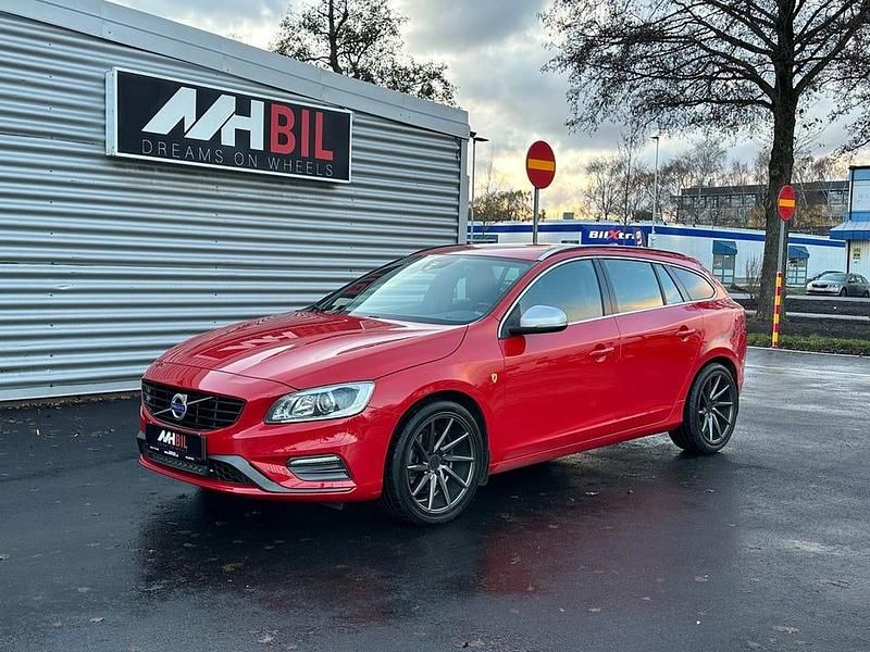 Röd Begagnad 2017 Volvo V60 R-Design Kombi | 159 900 kr (Marknadspris) - Bild 1/4