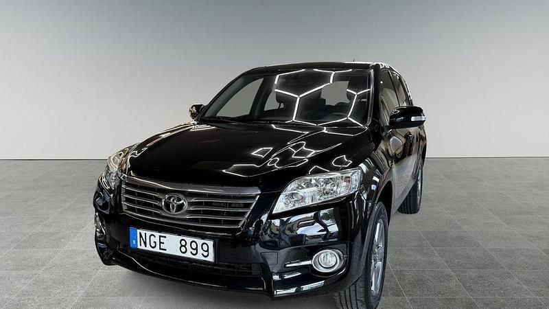 Svart Begagnad 2012 Toyota RAV4 SUV | 149 000 kr (Marknadspris) - Bild 1/4