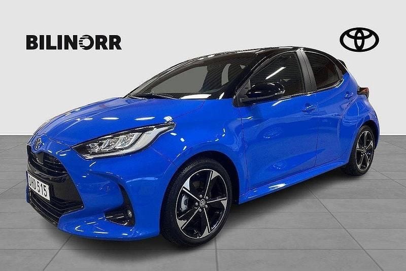 Blå Begagnad 2024 Toyota Yaris Hybrid Edition Halvkombi | 269 900 kr (Marknadspris) - Bild 1/4