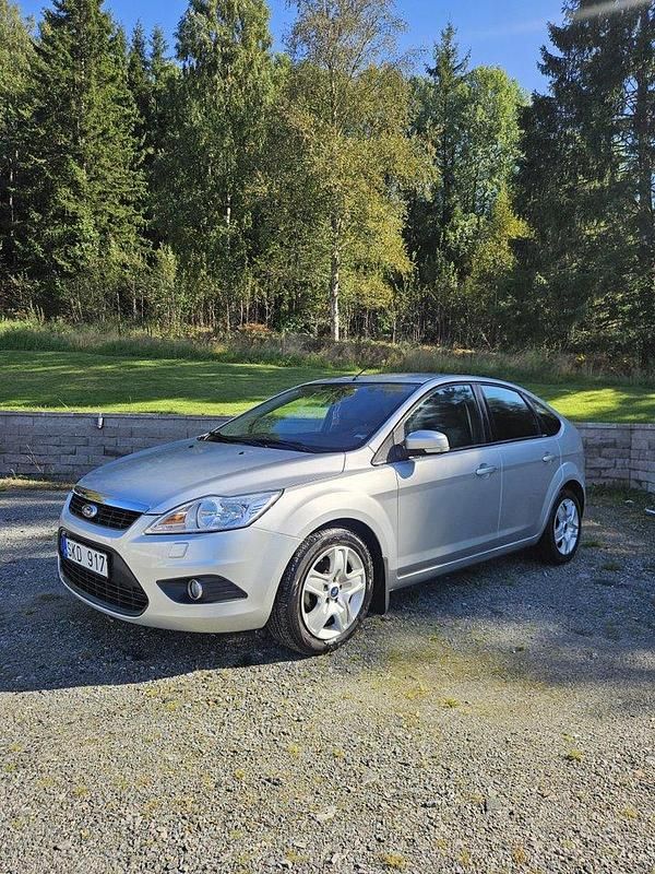 Grå Begagnad 2011 Ford Focus Platinum Halvkombi | 46 000 kr (Bra pris) - Bild 1/4
