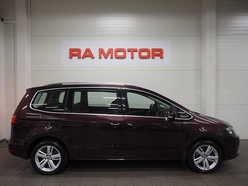 Begagnad VW Sharan 150 HK (110 kW) 2016 Mörkröd Minibuss