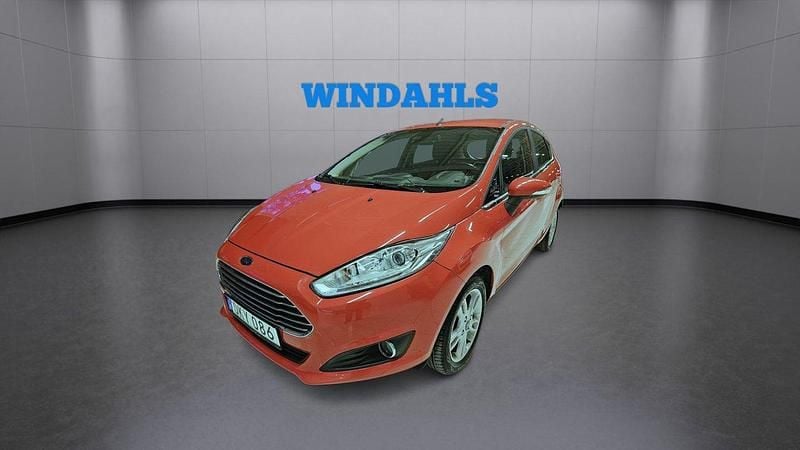 Röd Begagnad 2016 Ford Fiesta Titanium Halvkombi | 129 900 kr (Marknadspris) - Bild 1/4