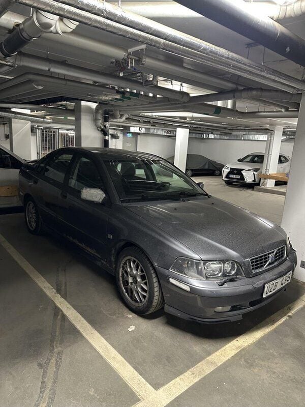 Grå Begagnad 2004 Volvo S40 Sedan | 15 000 kr (Marknadspris) - Bild 1/4
