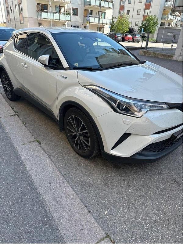 Vit Begagnad 2017 Toyota C-HR Executive SUV | 225 000 kr (Marknadspris) - Bild 1/1