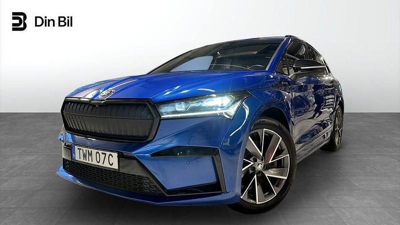 Blå Begagnad 2022 Skoda Enyaq iV SportLine SUV | 359 900 kr (Marknadspris) - Bild 1/4