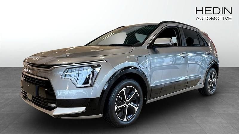 Grå (grey) Ny 2025 Kia Niro Advance SUV | 391 900 kr (Marknadspris) - Bild 1/4