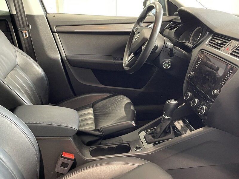 Grå Begagnad 2018 Skoda Octavia Kombi | 239 000 kr (Dyr) - Bild 1/4