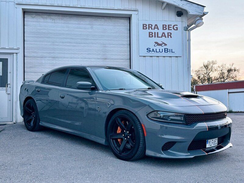 Grå Begagnad 2018 Dodge Charger Sedan | 729 000 kr - Bild 1/4