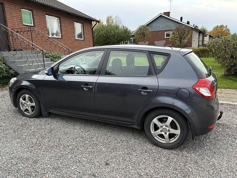 Grå Begagnad 2011 Kia Ceed Halvkombi | 25 000 kr (Marknadspris) - Bild 1/4