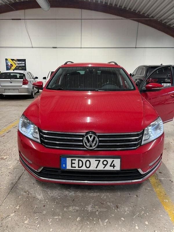 Röd Begagnad 2014 VW Passat GT Kombi | 98 999 kr (Marknadspris) - Bild 1/4