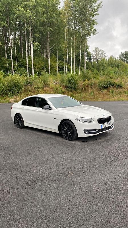 Begagnad 2016 BMW 520 Sedan | 129 900 kr (Marknadspris) - Bild 1/4