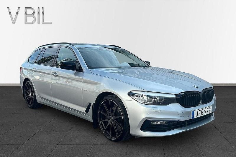 Silver Begagnad 2017 BMW 520 Sport Line Kombi | 214 800 kr (Dyr) - Bild 1/4