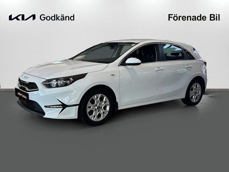 Vit (casa white) Begagnad 2022 Kia Ceed Halvkombi | 189 000 kr (Bra pris) - Bild 1/4