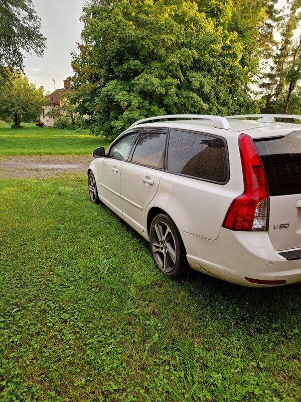 Vit Begagnad 2012 Volvo V50 Momentum Kombi | 40 000 kr (Marknadspris) - Bild 1/4