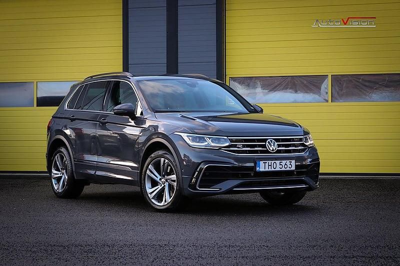 Grå Begagnad 2021 VW Tiguan R-line SUV | 289 900 kr (Dyr) - Bild 1/4