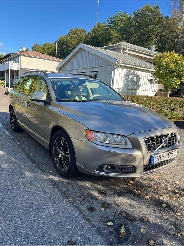 Brun Begagnad 2008 Volvo V70 Momentum Kombi | 75 000 kr (Marknadspris) - Bild 1/4