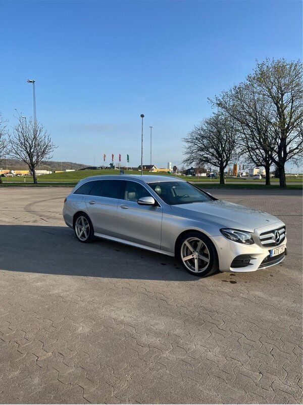 Silver Begagnad 2018 Mercedes E220 AMG Kombi | 210 000 kr (Bra pris) - Bild 1/4