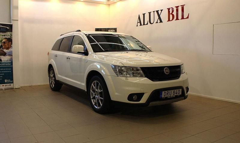 Vit Begagnad 2015 Fiat Freemont SUV | 114 900 kr (Marknadspris) - Bild 1/4