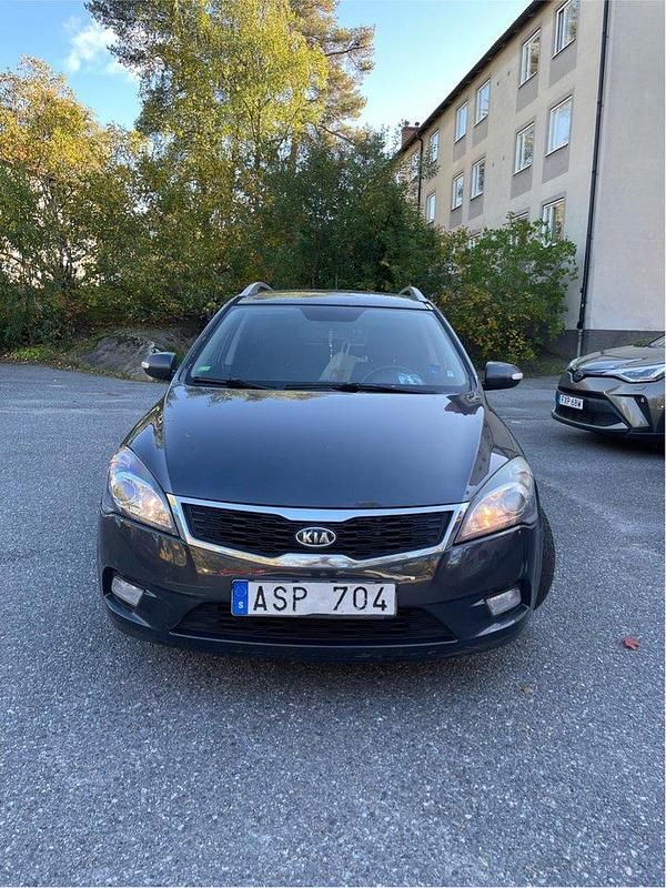 Grå Begagnad 2012 Kia Ceed Sportswagon Kombi | 55 000 kr (Marknadspris) - Bild 1/4