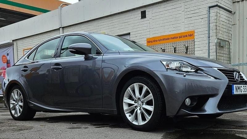Begagnad 2015 Lexus IS300h | 178 000 kr (Marknadspris) - Bild 1/4