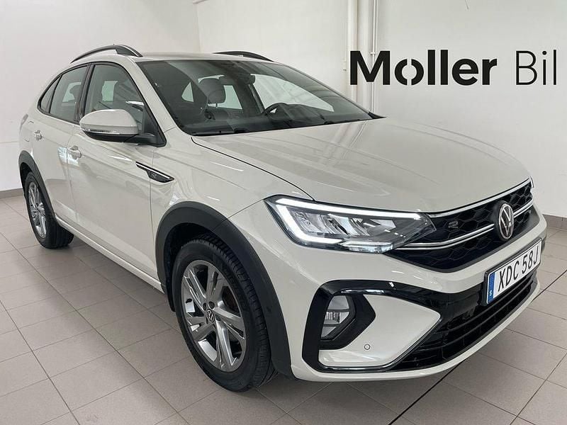 Grå (ascot grey) Begagnad 2023 VW Taigo R-line SUV | 239 000 kr (Marknadspris) - Bild 1/3