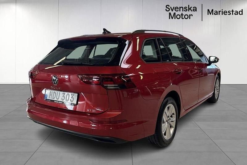 Begagnad VW Golf VIII 132 HK (97 kW) 2022 Mörkröd Kombi