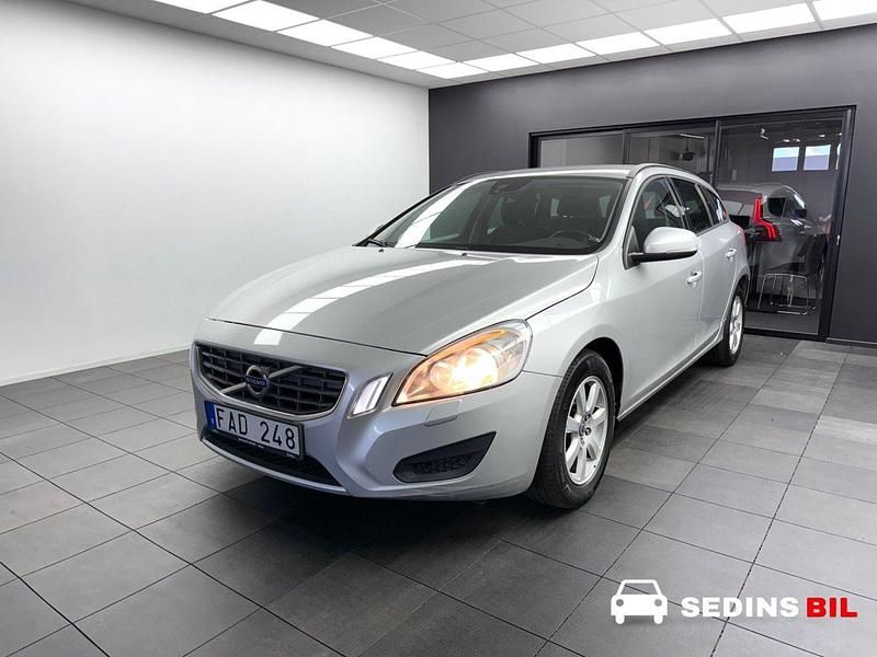 Ljusgrå (grå) Begagnad 2013 Volvo V60 Kombi | 79 900 kr (Bra pris) - Bild 1/3