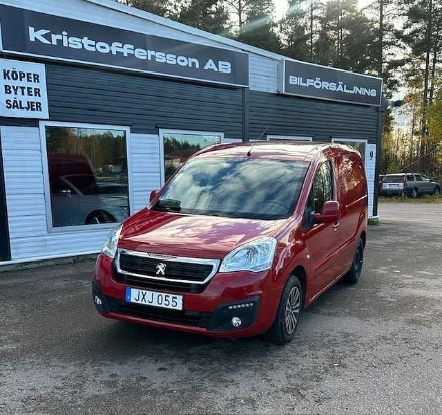 Röd Begagnad 2017 Peugeot Partner Minibuss | 105 900 kr (Marknadspris) - Bild 1/4