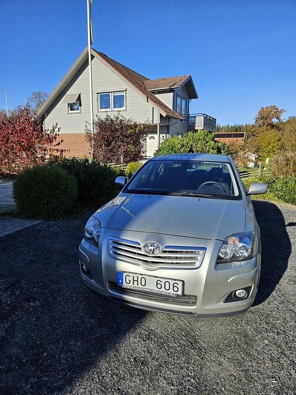 Silver Begagnad 2008 Toyota Avensis Sedan | 39 000 kr (Bra pris) - Bild 1/4