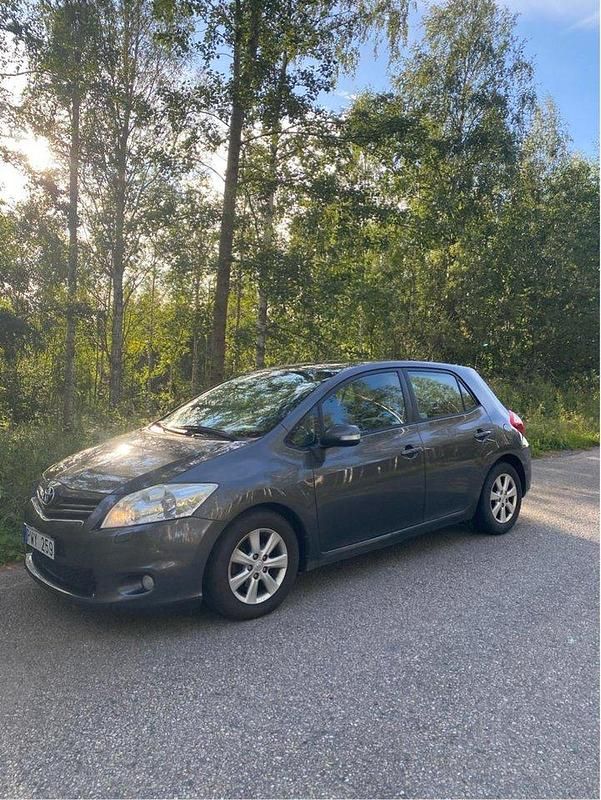 Grå Begagnad 2012 Toyota Auris Plus Halvkombi | 53 000 kr (Marknadspris) - Bild 1/4